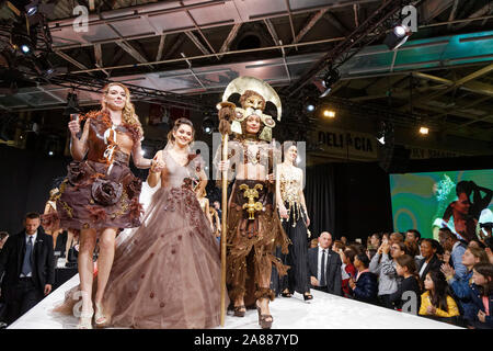 Paris, France. Nov 2, 2019. Robes Show lors du 25e anniversaire du Salon du Chocolat organisée pour la Fondation Children of Africa. Banque D'Images