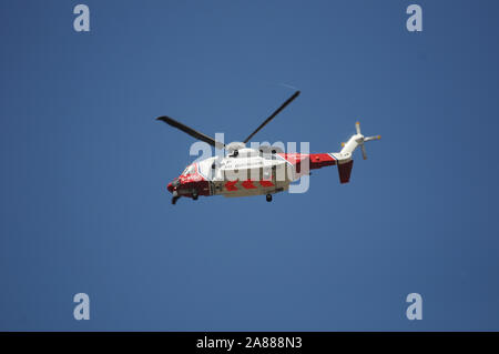 L'hélicoptère des garde-côtes britanniques G-MCGJ volant au-dessus avec les roues vers le bas - Sikorsky S92s - basé au Pays de Galles Caernarfon exploité par Bristow Helicopters Ltd. Banque D'Images