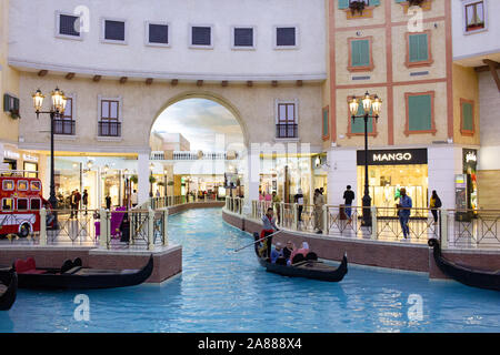 Canal de Venise dans le Villaggio Mall, centre commercial d'Aspire Zone. Marques de luxe, cher magasins et boutiques dans le centre commercial de Doha en vénitien Banque D'Images