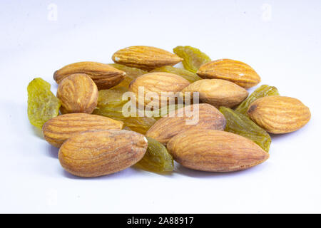 Combinaison d'amandes de cajou, noix et raisins secs, collation santé mélanges de noix et fruits secs. Banque D'Images