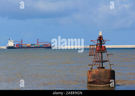 Vieille bouée rouillée dans l'océan près du port de Colombo Banque D'Images