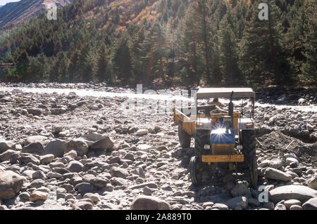 Camion dumper autonome Construction véhicule stationné sur le site industriel de la banque de la rivière Beas à Manali en Inde avec l'arrière-plan pour construire la montagne Banque D'Images