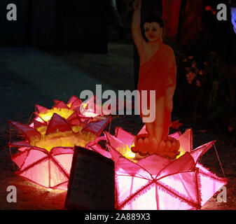 Lanternes vesak Sri-Lankais colorés au cours de vesak jours fériés. Le Vesak est célébré par les bouddhistes pendant le mois de mai au Sri Lanka. Lanternes Vesak Banque D'Images