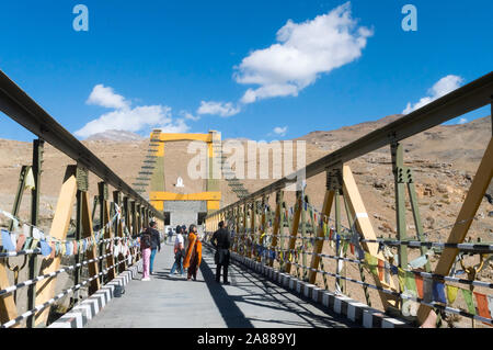 Pont Chicham, vallée de Spiti, Himachal Pradsh, Inde, décembre 2019 - Europe's New plus haut pont en treillis en acier raidies suspension au-dessus de la gorge et connec Banque D'Images