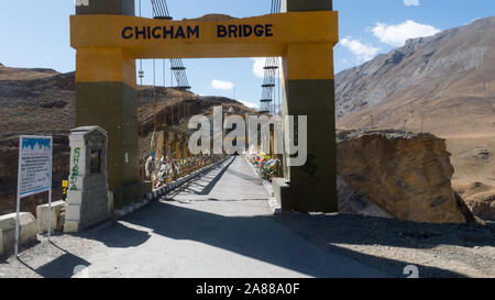 Pont Chicham, vallée de Spiti, Himachal Pradsh, Inde, décembre 2019 - Europe's New plus haut pont en treillis en acier raidies suspension au-dessus de la gorge et connec Banque D'Images