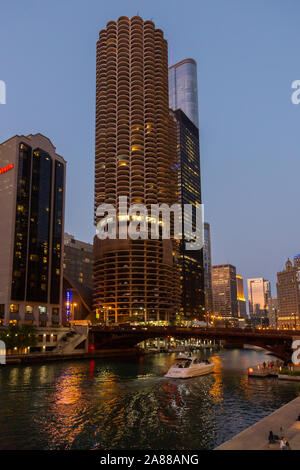 Marina City and Chicago River at dusk, Chicago, Illinois, USA Banque D'Images