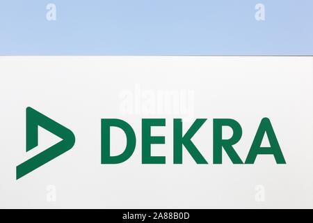Kamen, Allemagne - le 22 juillet 2018 : Dekra logo sur un mur. Dekra est une entreprise d'inspection de véhicule fondée à Berlin, Allemagne en 1925 Banque D'Images