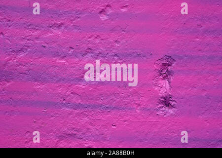 La texture d'un mur peint la plaque de ciment. couleur rose en arrière-plan. mur avec bosses et petits trous. Banque D'Images
