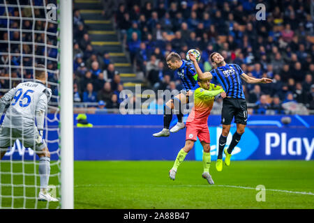 Milano, Italie. Nov 6, 2019. L'inverse dans la zone remo freuler (atalanta bc) et Bernardo silva (Manchester City), ronde de tournoi au cours de groupe C, Atalanta vs Manchester City Ligue des Champions de football, Championnat Hommes à Milan, Italie, 06 novembre 2019 - LPS/Fabrizio x-man Crédit : Fabrizio Carabelli/fil LPS/ZUMA/Alamy Live News Banque D'Images