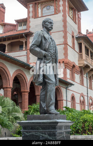 Statue en bronze de Henry Flagler l'extérieur de l'entrée de l'ancien collège Flagler Ponce de Leon Hôtel construit par Henry Flagler St Augustine Florida USA Banque D'Images