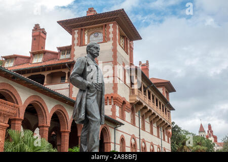 Statue en bronze de Henry Flagler l'extérieur de l'entrée de l'ancien collège Flagler Ponce de Leon Hôtel construit par Henry Flagler St Augustine Florida USA Banque D'Images