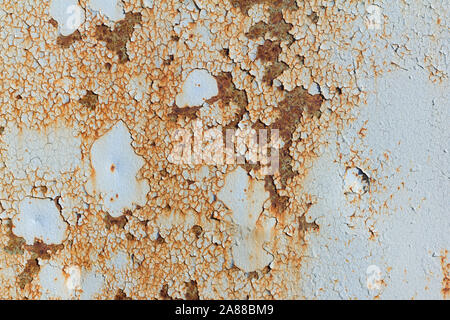 Arrière-plan bleu clair métal corrodé. Rusty et gratté mur en métal peint. Fond métal rouillé avec des traces de rouille . Banque D'Images