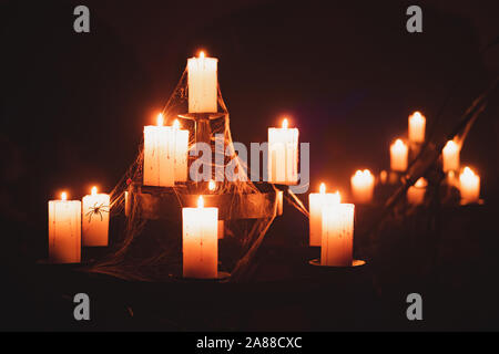 Bougies brûler dans vieux lustre dans un sous-sol sombre. Scène d'Halloween ou un concept : spooky vieux candélabre blessure avec des toiles d'araignée Banque D'Images