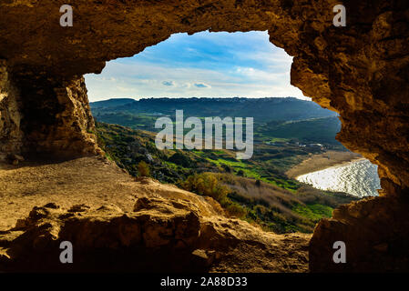 Vue de la baie de Ramla - plage de sable rouge de Tal-Mixta Cave, Gozo, Malte Banque D'Images