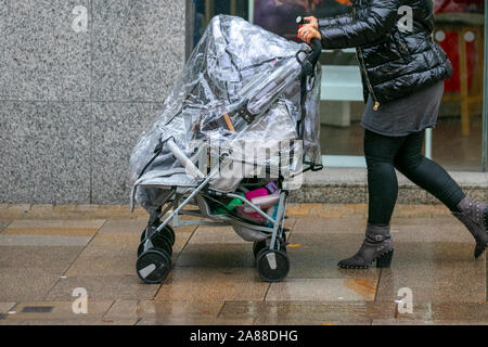 Preston, Lancashire. Météo britannique. Nov 7, 2019. Fortes pluies en début de journée dans le centre-ville. Crédit ; Crédit : MediaWorldImages/Alamy Live News Banque D'Images