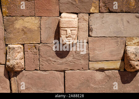 Tenon en pierre de têtes sur les murs de la semi-Temple souterrain dans le complexe archéologique de Tiwanaku, Bolivie Banque D'Images