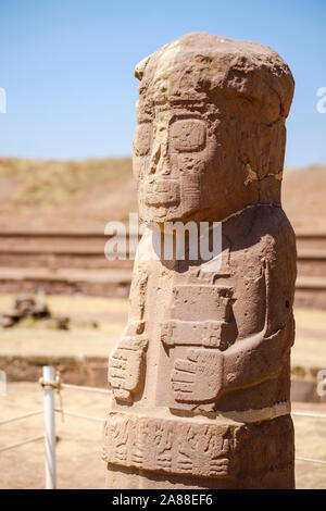 Détail de l'El Fraile au Temple Kalasasaya monolithe dans le complexe archéologique de Tiwanaku, Bolivie Banque D'Images