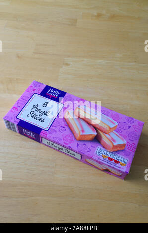 Sachet de Holly Lane ( supermarché Aldi ) 6 tranches de gâteau Ange, UK Banque D'Images