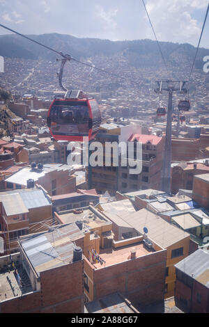 Mi Teleférico également connu sous le nom de Teleférico La Paz-El Alto, est un câble d'antenne voiture transport en commun urbain qui dessert La Paz-El Alto en Bolivie Région métropolitaine Banque D'Images