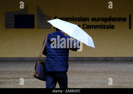 Bruxelles, Belgique. Nov 7, 2019. Les piétons marcher à l'extérieur de la Commission de l'Union européenne siège pendant une pluie. Credit : ALEXANDROS MICHAILIDIS/Alamy Live News Banque D'Images