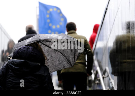 Bruxelles, Belgique. Nov 7, 2019. Les piétons marcher à l'extérieur de la Commission de l'Union européenne siège pendant une pluie. Credit : ALEXANDROS MICHAILIDIS/Alamy Live News Banque D'Images