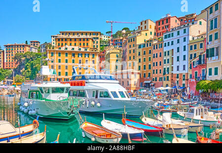 Bateaux et navires dans le port de Camogli ville aux beaux jours de l'été, Gênes, Italie Banque D'Images