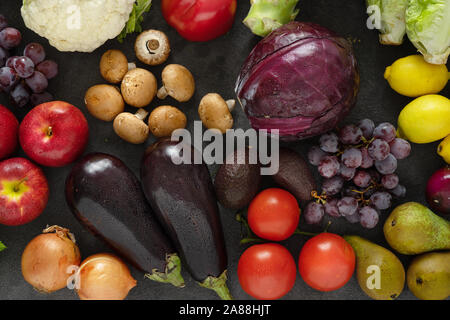 Assortiment de légumes frais sur fond sombre Banque D'Images