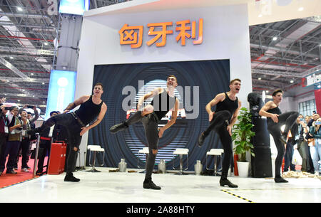 Shanghai, Chine. Nov 7, 2019. Effectuer à la Hongrie acteurs pavilion durant la seconde internationale Chine Expo d'importation (CIEE) à Shanghai, la Chine orientale, le 7 novembre 2019. Credit : Qian Yi/Xinhua/Alamy Live News Banque D'Images