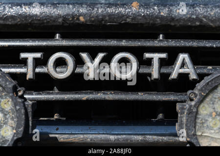 Vue rapprochée de l'ancien auvent minable avant de Toyota Land Cruiser Prado avec l'inscription Toyota - marque de fabricant japonais de voitures hors-route Banque D'Images