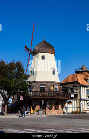 Moulin à vent, la colonie danoise de Solvang, comté de Santa Barbara, Californie, États-Unis d'Amérique. Banque D'Images