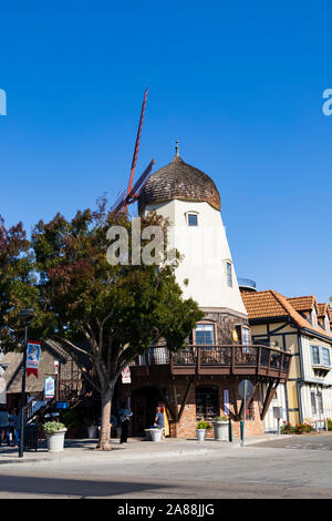 Moulin à vent, la colonie danoise de Solvang, comté de Santa Barbara, Californie, États-Unis d'Amérique. Banque D'Images