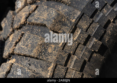 Ancien utilisé en terrain extrême avec des pneus en caoutchouc résistant à l'usure usure bande de roulement. Close-up of black hors route boueuse sur pneus automobile 4x4 Banque D'Images