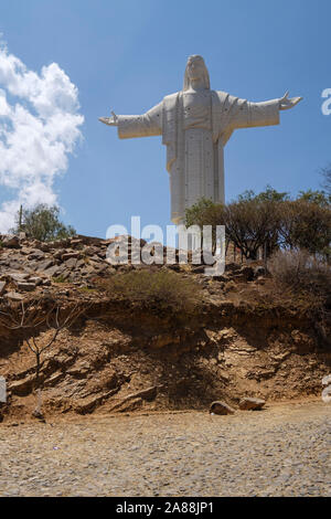 Cristo de la Concordia (ou le Christ rédempteur) statue sur le sommet du Cerro de San Pedro de Atacama, Chile Banque D'Images