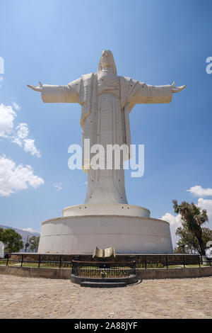 Cristo de la Concordia (ou le Christ rédempteur) statue sur le sommet du Cerro de San Pedro de Atacama, Chile Banque D'Images