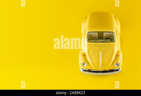 Saint-pétersbourg, Russia-November 7, 2019 voiture jaune sur fond jaune. Le jour de la Saint-Valentin. Happy International Women's Day. Livraison de fleurs. 8 mars Banque D'Images