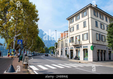 Route et croisement vers la face de l'eau à Lecco dans le lac de Côme, Lombardie Italie Europe EU Banque D'Images