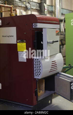 Une chaudière à gazéification de bois qui fonctionne sur les journaux de respectueux de l'environnement Banque D'Images