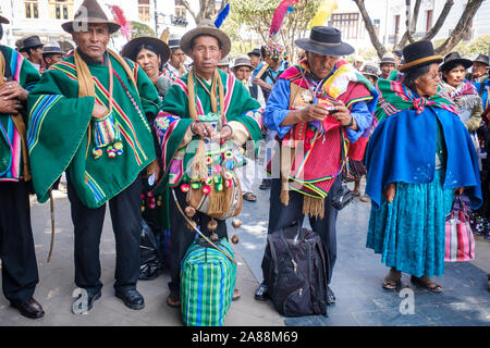 La culture des peuples autochtones réunion dans la place 25 de Mayo et la Plaza de Armas dans le quartier historique de Sucre, Bolivie Banque D'Images