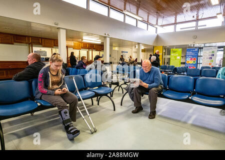 Aire d'accueil dans l'hôpital NHS ou salle d'attente du médecin avec le patient Banque D'Images