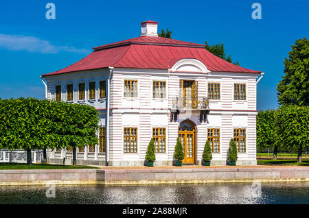 Vue sur le palais de Marly à Peterhof, Saint-Pétersbourg, Russie Banque D'Images