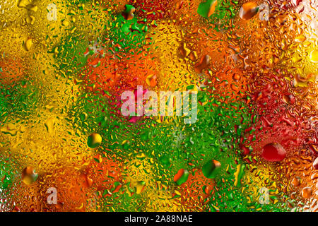 Multicolore brillant contexte créatif avec gouttes d'eau. Abstract colorful texture de verre. L'art de couleur à la surface du mur avec le condensat. Peinture des cercles pat Banque D'Images