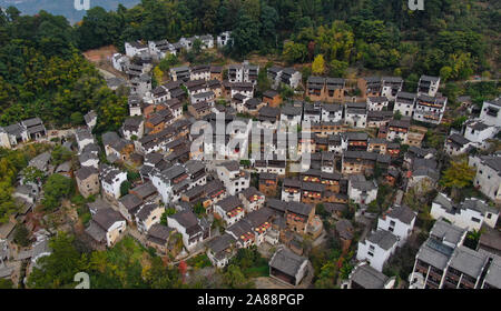 (191107) -- WUYUAN, 7 novembre 2019 (Xinhua) -- photo aérienne prise le 7 novembre 2019 montre la vue de séchage au soleil pendant la saison de la récolte d'automne dans la région de Huangling Village de Wuyuan County, à l'est la province de Jiangxi. Cao Jiadi, a 68 ans, fermier de la région, travaille à l'endroit pittoresque Huangling dans ses temps libres depuis 2015. Il est du devoir du CAO pour sécher le poivron, riz, chrysanthèmes et autres produits agricoles durant la saison des récoltes d'automne, qui est un paysage spécial pour les visiteurs. Son mari et son fils également ouvrir un restaurant à l'endroit pittoresque. Tourisme rural local a fait un pari de la famille Banque D'Images