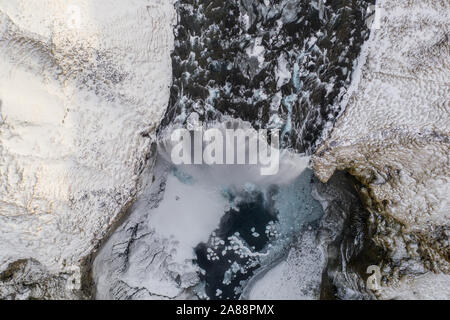 Vue aérienne de Skogafoss chute pendant le lever du soleil. L'Islande au début du printemps. Banque D'Images