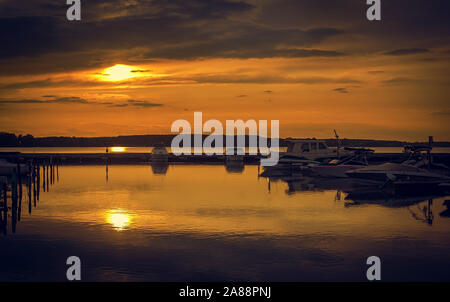 Parking yachts dans le port au coucher du soleil Banque D'Images