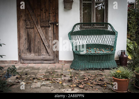 Maison ancienne dans le jardin en automne Banque D'Images