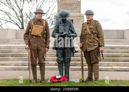 Cénotaphe de Southend, Southend on Sea, Essex, Royaume-Uni. Une statue en bronze d'un soldat britannique 'Tommy' a été dévoilé en avant du monument commémoratif de guerre conçu Lutyens en préparation pour Dimanche du souvenir. La statue a été créée par l'artiste et sculpteur local Dave Taylor à l'aide de la PREMIÈRE GUERRE MONDIALE, les jeunes de la reconstitution médiévale Ethan Harvey (de gauche) statue de modèle pour créer une réplique fidèle de ce qu'un soldat aurait l'air le premier jour de la bataille de la Somme. Le frère d'Ethan Ruben a également assisté en uniforme Banque D'Images