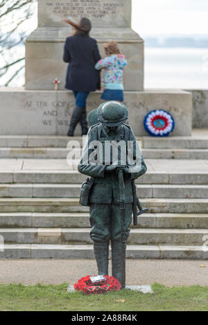 Cénotaphe de Southend, Southend on Sea, Essex, Royaume-Uni. Une statue en bronze d'un soldat britannique 'Tommy' a été dévoilé en avant du monument commémoratif de guerre conçu Lutyens en préparation pour Dimanche du souvenir. La statue a été créée par l'artiste et sculpteur local Dave Taylor pour créer une réplique fidèle de ce qu'un soldat aurait l'air le premier jour de la bataille de la Somme. Mère et fille inscription lecture Banque D'Images