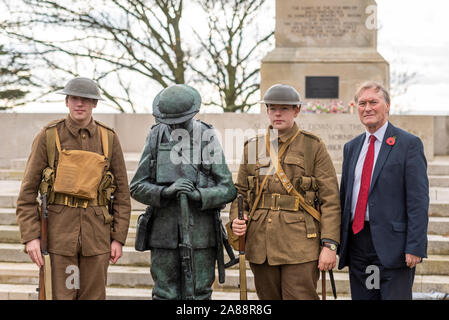 Southend Cenotaph, Southend on Sea, Essex, Royaume-Uni.Une statue en bronze d’un soldat britannique Tommy a été dévoilée devant le mémorial de guerre conçu par Lutyens en préparation pour le dimanche du souvenir.La statue a été créée par l'artiste et sculpteur local Dave Taylor en utilisant le jeune réacteur de la première Guerre mondiale Ethan Harvey (à gauche de la statue) comme modèle pour créer une réplique fidèle de ce à quoi ressemblerait un soldat le premier jour de la bataille de la somme.Sir David Amess, député de Southend-West, député conservateur local, était présent.Le frère d'Ethan, Reuben, était également présent en uniforme Banque D'Images