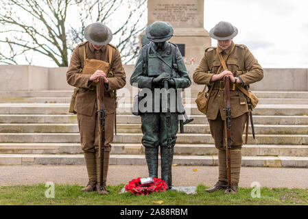 Cénotaphe de Southend, Southend on Sea, Essex, Royaume-Uni. Une statue en bronze d'un soldat britannique 'Tommy' a été dévoilé en avant du monument commémoratif de guerre conçu Lutyens en préparation pour Dimanche du souvenir. La statue a été créée par l'artiste et sculpteur local Dave Taylor à l'aide de la PREMIÈRE GUERRE MONDIALE, les jeunes de la reconstitution médiévale Ethan Harvey (de gauche) statue de modèle pour créer une réplique fidèle de ce qu'un soldat aurait l'air le premier jour de la bataille de la Somme. Le frère d'Ethan Ruben a également assisté en uniforme Banque D'Images