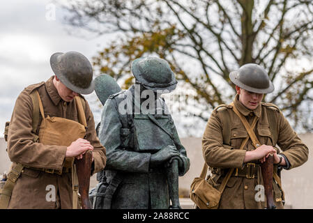 Cénotaphe de Southend, Southend on Sea, Essex, Royaume-Uni. Une statue en bronze d'un soldat britannique 'Tommy' a été dévoilé en avant du monument commémoratif de guerre conçu Lutyens en préparation pour Dimanche du souvenir. La statue a été créée par l'artiste et sculpteur local Dave Taylor à l'aide de la PREMIÈRE GUERRE MONDIALE, les jeunes de la reconstitution médiévale Ethan Harvey (de gauche) statue de modèle pour créer une réplique fidèle de ce qu'un soldat aurait l'air le premier jour de la bataille de la Somme. Le frère d'Ethan Ruben a également assisté en uniforme Banque D'Images